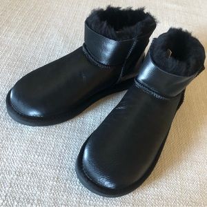 AUSTRALIA LUXE Sheepskin “Ugg” mini boots ~ Black satin leather sz 8 ~BRAND NEW!